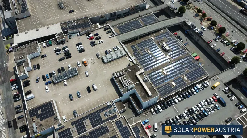 Luftaufnahme mehrerer Photovoltaik-Dachanlagen in einem Gewerbegebiet