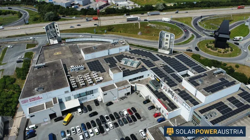 Luftaufnahme eines Gewerbegebiets mit Photovoltaik auf mehreren Dächern