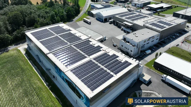 Luftaufnahme einer Photovoltaik-Anlage auf dem Dach einer Betriebshalle