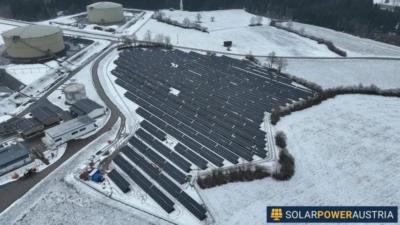 Luftaufnahme einer Photovoltaik-Freiflächenanlage im Winter