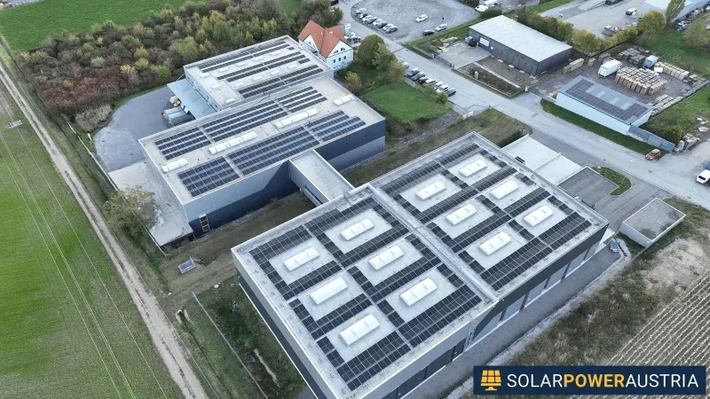 Luftaufnahme mehrerer Gebäude mit Photovoltaik auf den Flachdächern