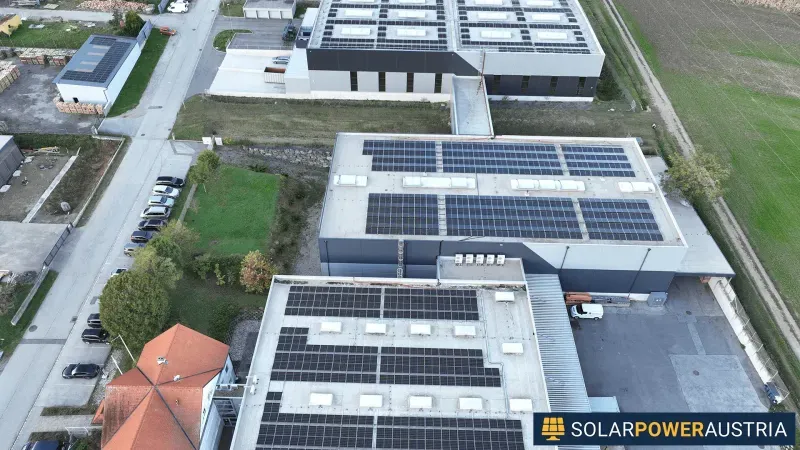 Luftaufnahme von Photovoltaik-Modulreihen auf einem Flachdach