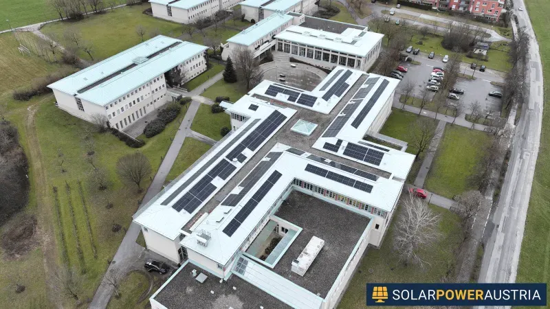 Luftaufnahme eines Bürokomplexes mit Photovoltaik auf den Dächern