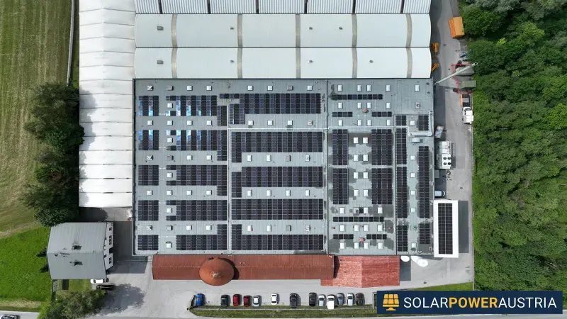 Luftaufnahme einer Photovoltaik-Anlage auf dem Dach einer großen Industriehalle