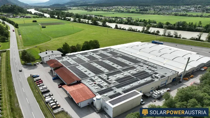 Luftaufnahme eines Betriebsgebäudes mit Photovoltaik auf dem Flachdach