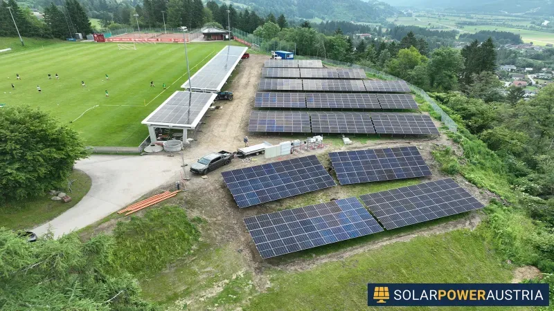 Luftaufnahme einer Photovoltaik-Freiflächenanlage bei einer Sportanlage