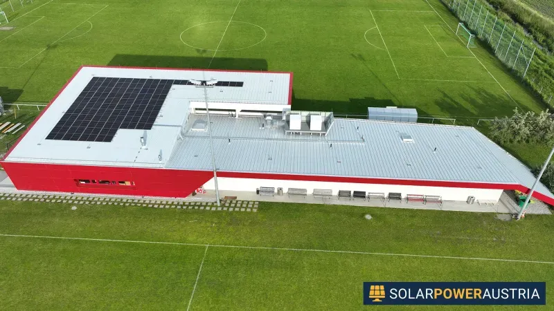 Luftaufnahme einer Photovoltaik-Dachanlage auf einem Sportgebäude