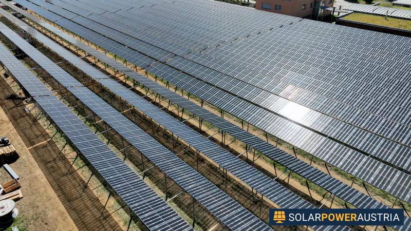 Luftaufnahme dicht gereihter Modultische einer aufgeständerten Photovoltaik-Anlage