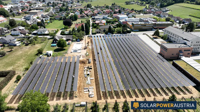 Luftaufnahme einer Photovoltaik-Freiflächenanlage im Bau am Ortsrand