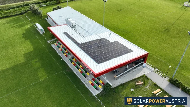 Luftaufnahme eines Sportheims mit Photovoltaik auf dem Dach