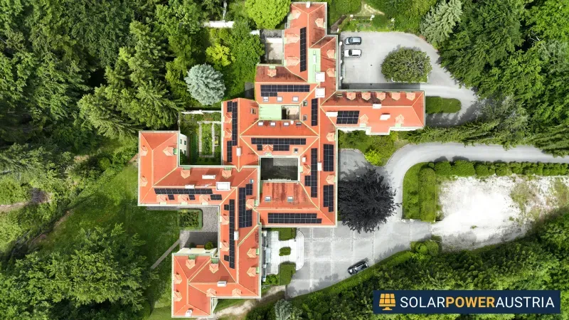 Luftaufnahme einer Photovoltaik-Anlage auf den Dächern eines Gebäudekomplexes