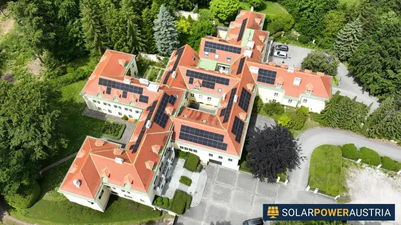 Luftaufnahme einer Photovoltaik-Anlage auf den Ziegeldächern eines Wohngebäudes